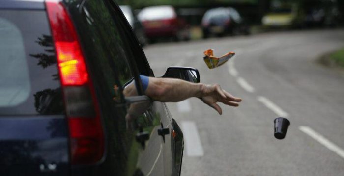 ریختن زباله از اتومبیل